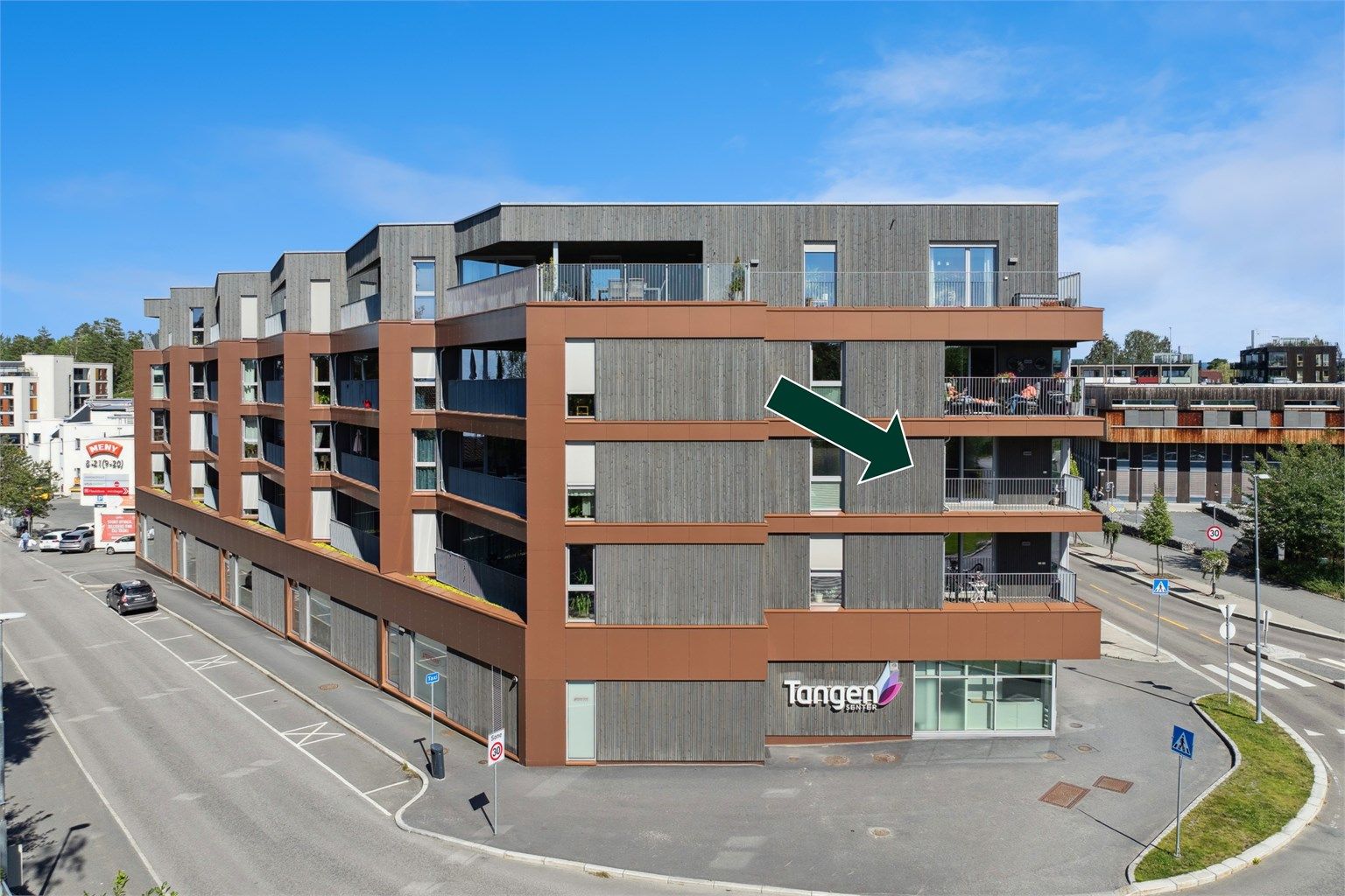 Enkel adkomst til leiligheten via heis, som også gir direkte adkomst til Tangen senter med et godt utvalg av butikker og servicetilbud. Umiddelbar nærhet til offentlig transport, samt kort vei til turområder og badestrender.