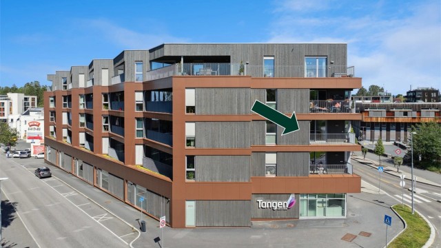 Enkel adkomst til leiligheten via heis, som også gir direkte adkomst til Tangen senter med et godt utvalg av butikker og servicetilbud. Umiddelbar nærhet til offentlig transport, samt kort vei til turområder og badestrender.