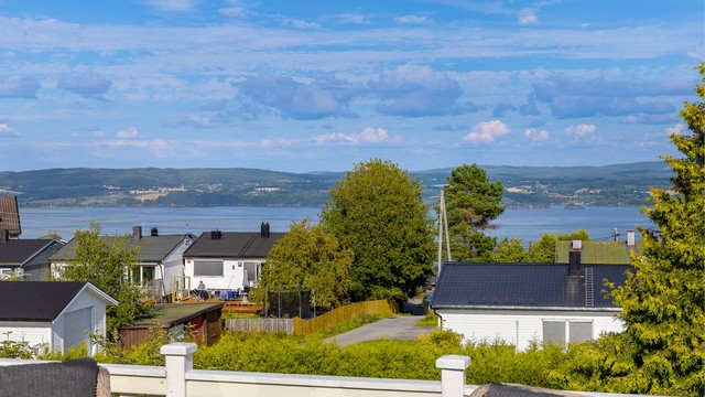 Utsikt mot Øyeren og det rolige boligområdet.