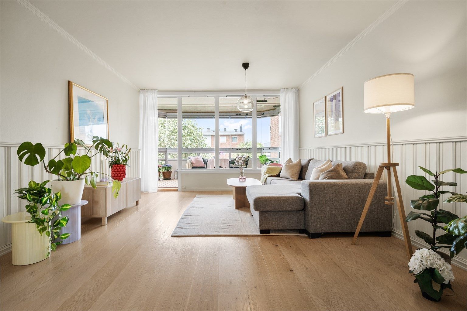 Stuen er romslig og lar seg lett møblere med både sofagruppe og spisebord om ønskelig.
