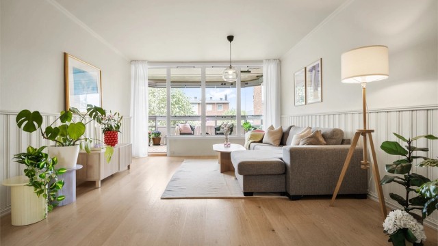 Stuen er romslig og lar seg lett møblere med både sofagruppe og spisebord om ønskelig.
