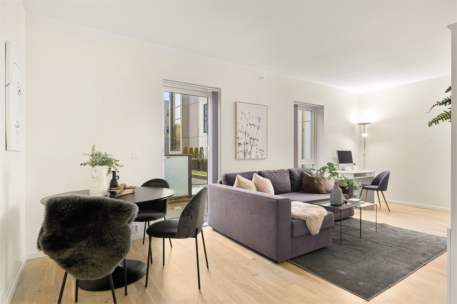 Mulighet for en spisebord samt sofagruppe i stue.