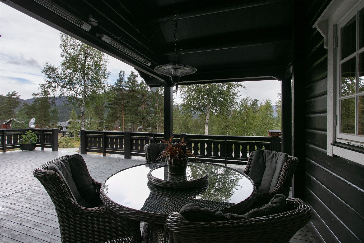 Koselig uteplass på dels overbygd terrasse mot sydvest