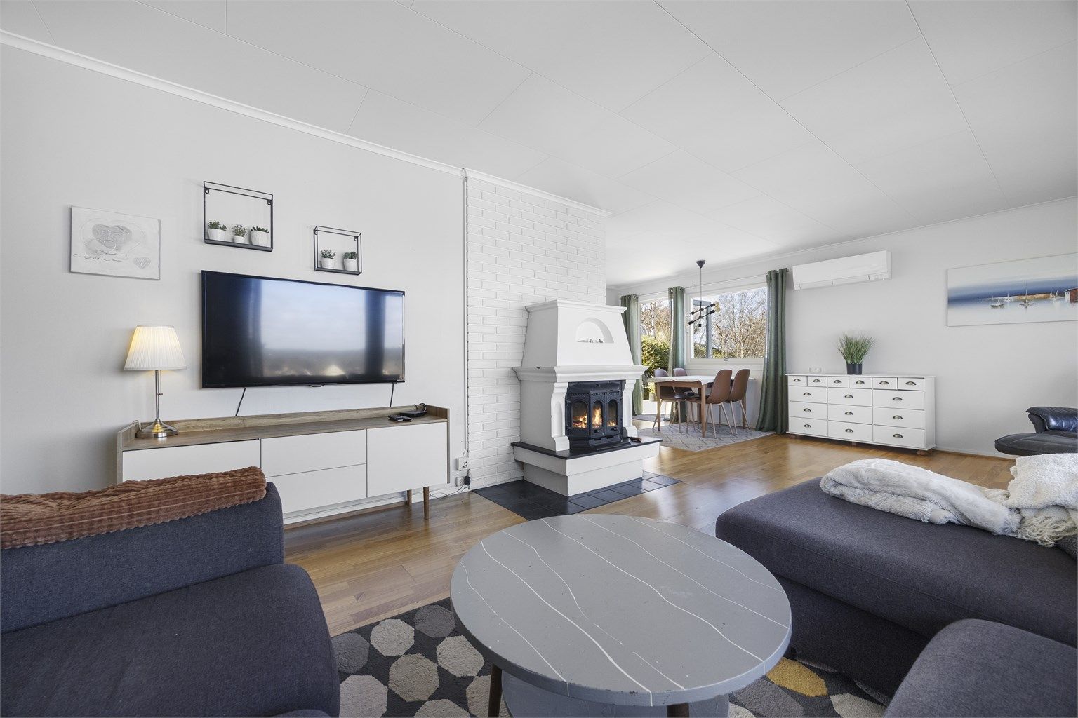 En luft-til-luft varmepumpe fra 2018 sørger for effektiv oppvarming av stuen.