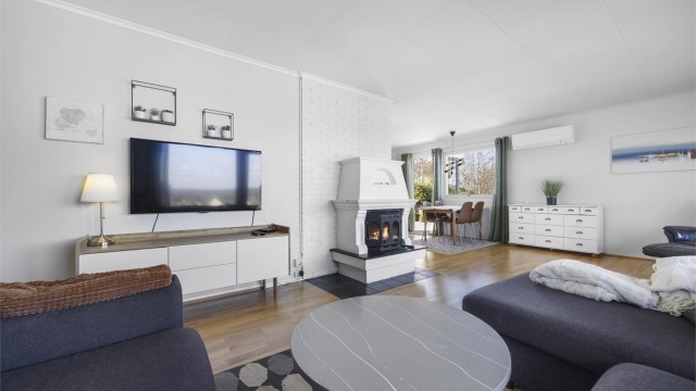 En luft-til-luft varmepumpe fra 2018 sørger for effektiv oppvarming av stuen.