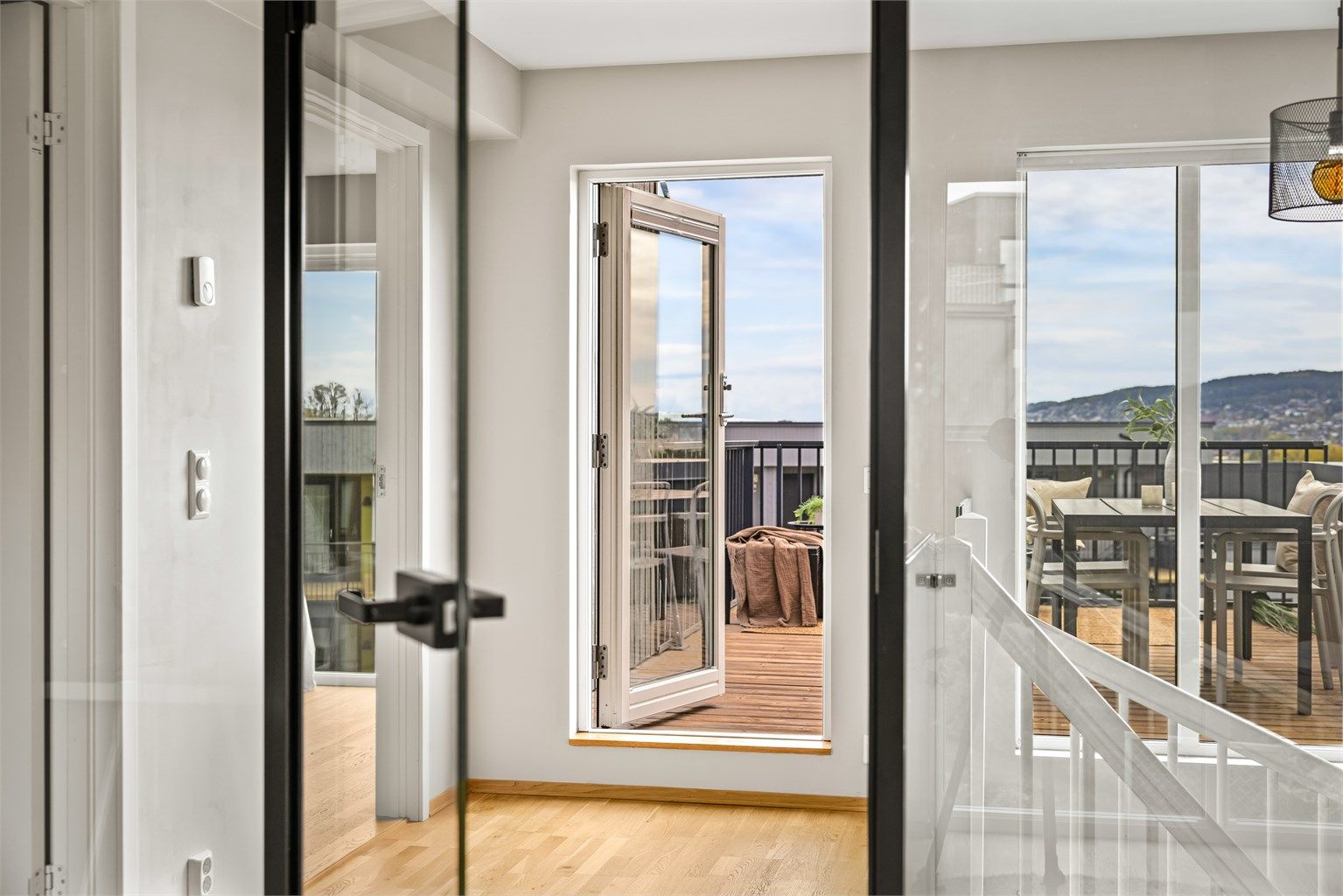 Glassdøren åpner opp mot takterrassen og visker ut skillet mellom inne og ute.