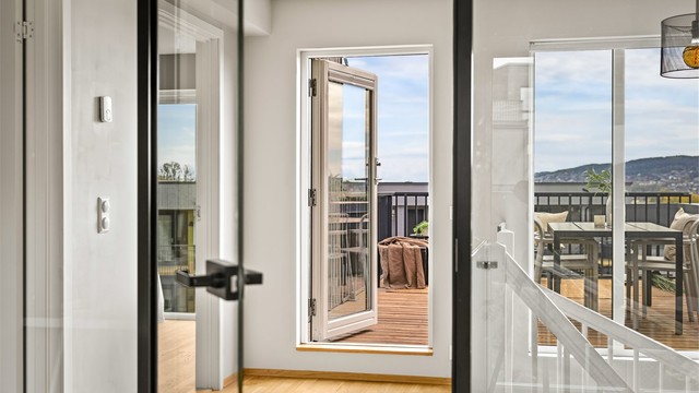 Glassdøren åpner opp mot takterrassen og visker ut skillet mellom inne og ute.
