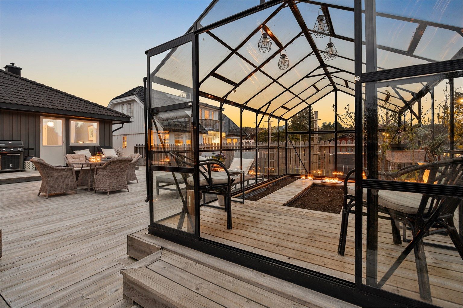 Drivhuset er en solid konstruksjon i metall og glass (drivhuset er ikke byggemeldt), ideelt for dyrking eller som en lun hagestue.