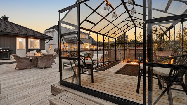 Drivhuset er en solid konstruksjon i metall og glass (drivhuset er ikke byggemeldt), ideelt for dyrking eller som en lun hagestue.