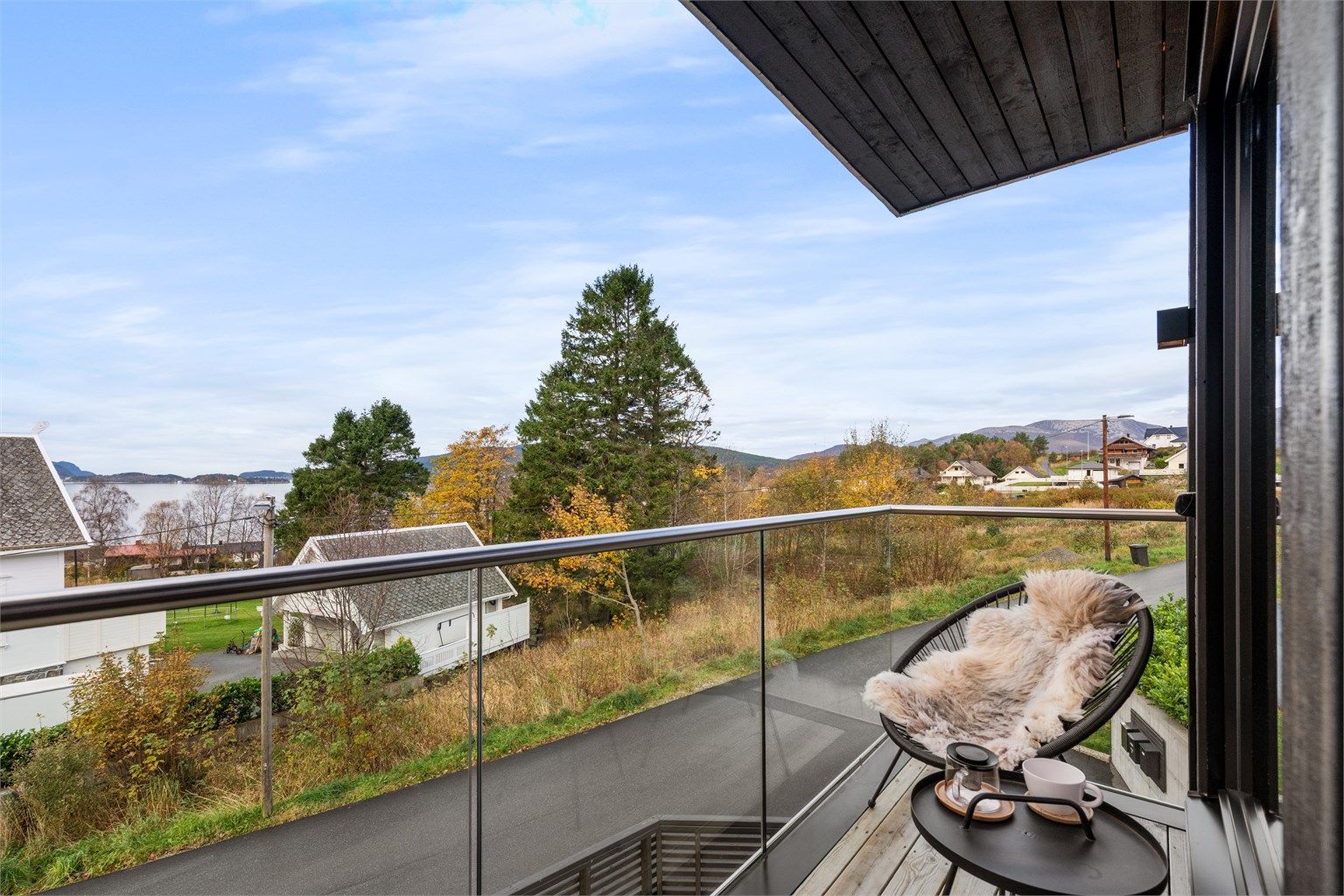 Balkong med plass til utemøbler og utgang fra stuen