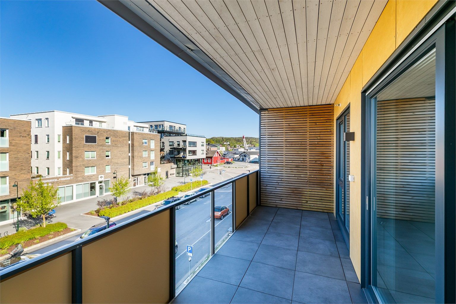 Sommerstid er solen på verandaen frem til sene kveldstimer.