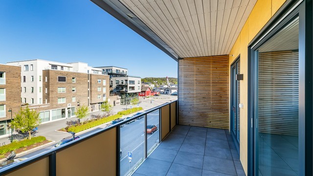 Sommerstid er solen på verandaen frem til sene kveldstimer.