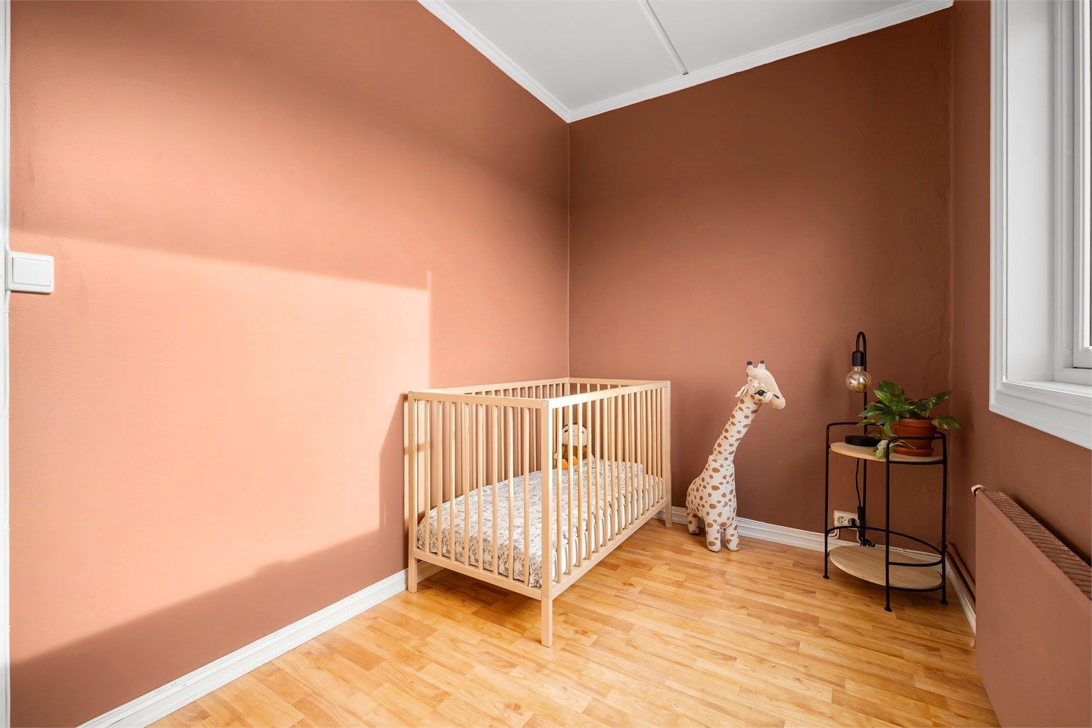 Rommet har plass til seng og oppbevaringsmøbler.