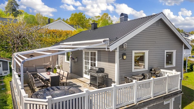 Terrassen er delvis overbygget (ikke byggemeldt pergola eller utvidelse), som forlenger brukstiden.
