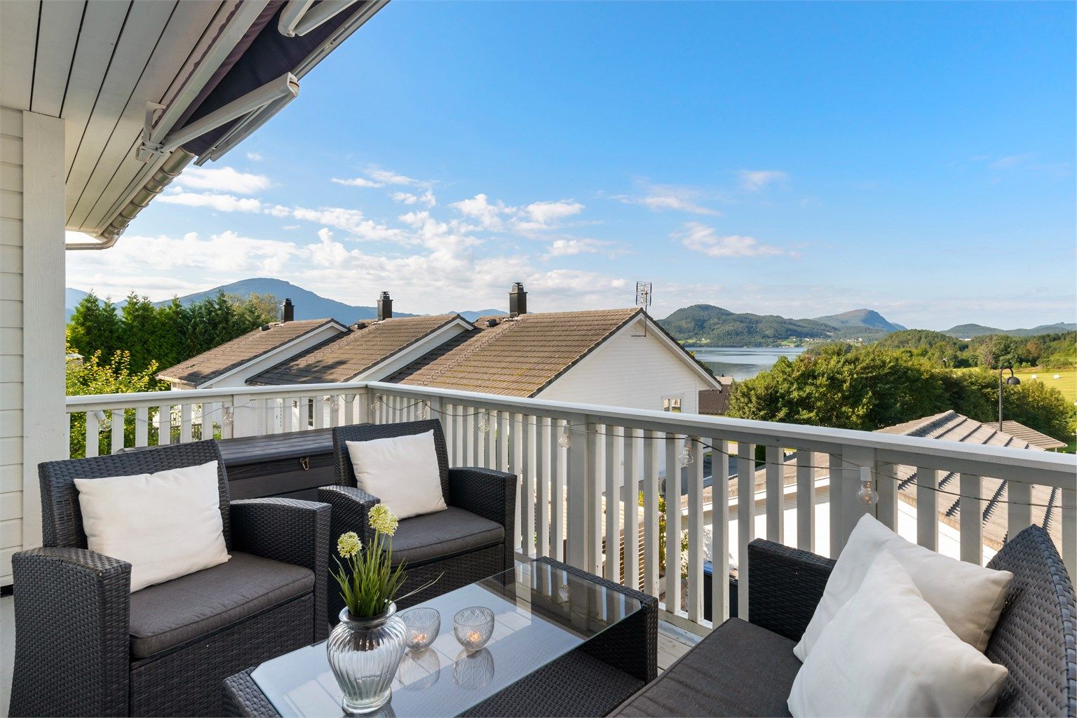 Boligen inneholder bla: 3 soverom, 2 bad, åpen stue-kjøkken og flere flotte uteområder