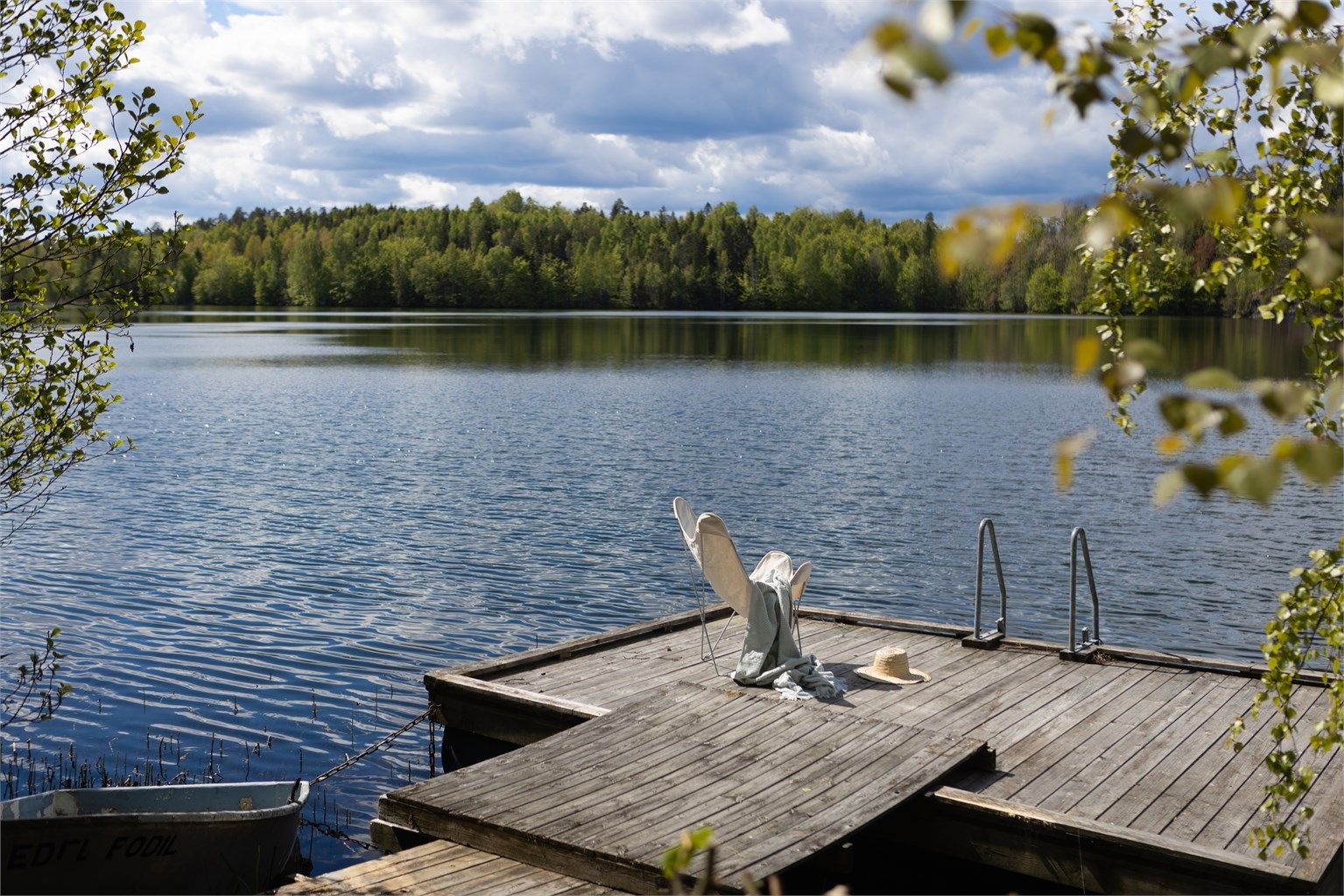 Sommer og idyll med få meter til et avkjølende bad (brygga er ikke søkt/godkjent).