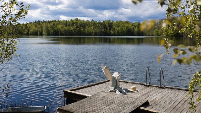 Sommer og idyll med få meter til et avkjølende bad (brygga er ikke søkt/godkjent).