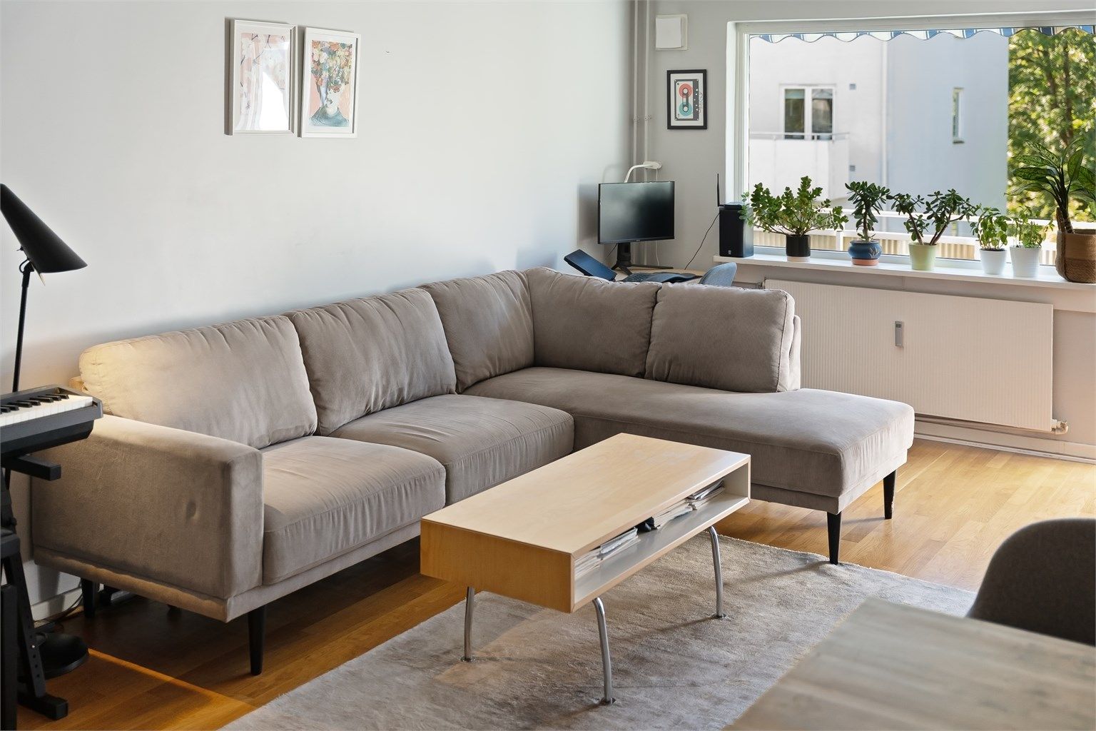 Stuen har god plass til en romslig sofagruppe.