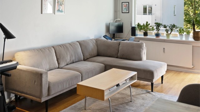 Stuen har god plass til en romslig sofagruppe.