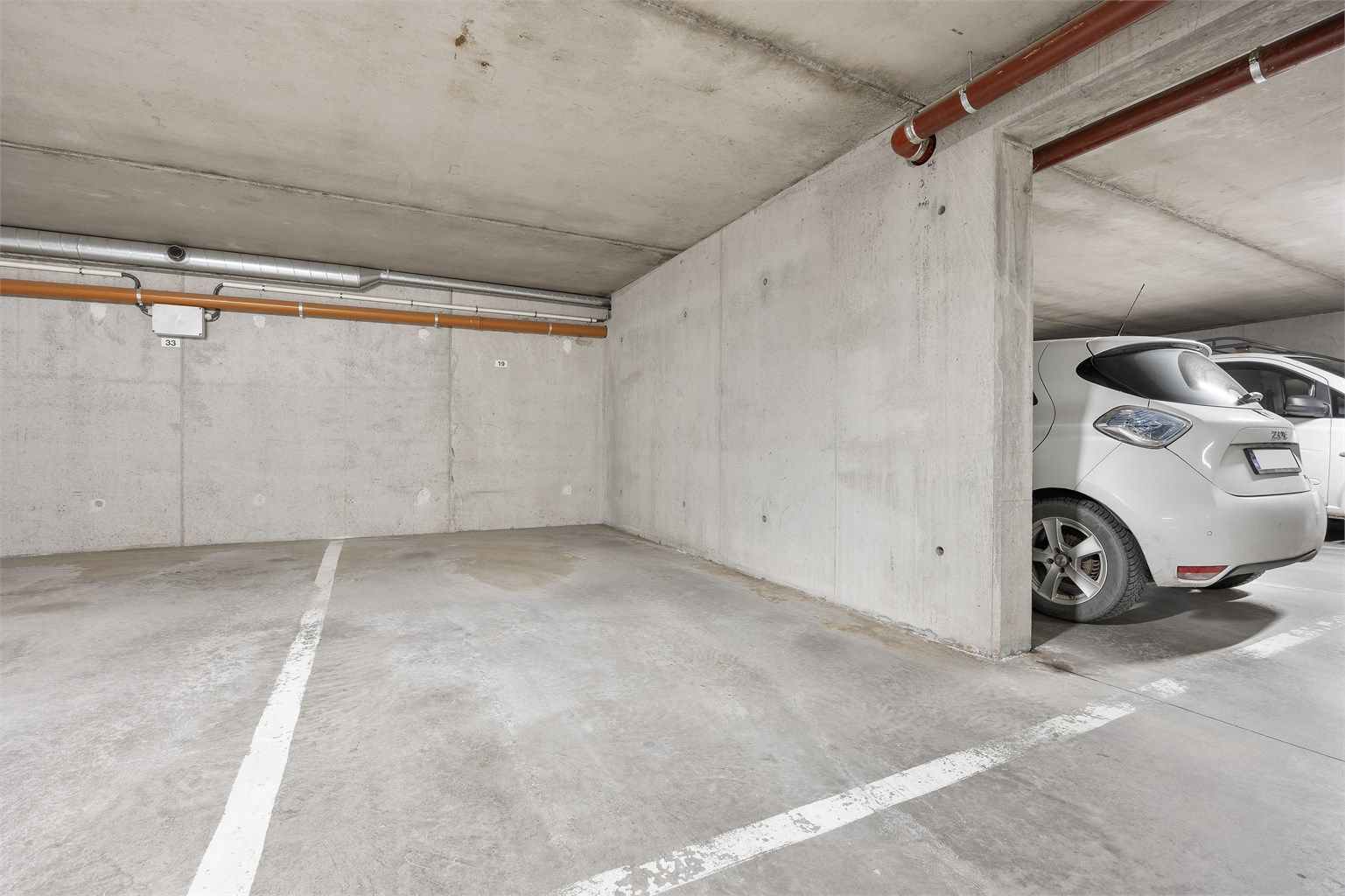 Leiligheten disponerer to faste parkeringsplasser i felles garasjekjeller.
