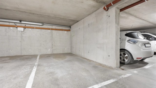 Leiligheten disponerer to faste parkeringsplasser i felles garasjekjeller.