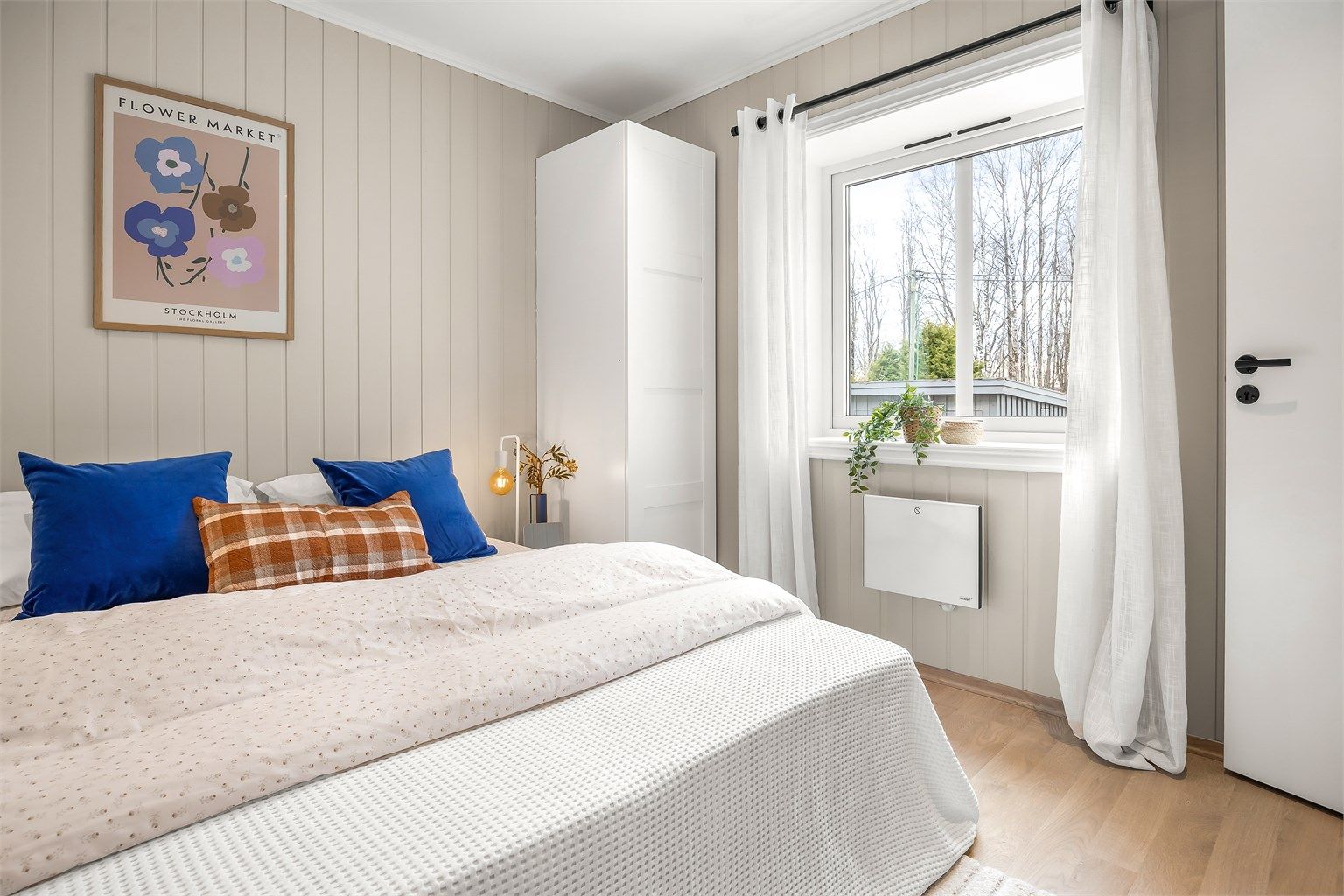 Boligen har et soverom, vendt mot sameiets fellesareal.