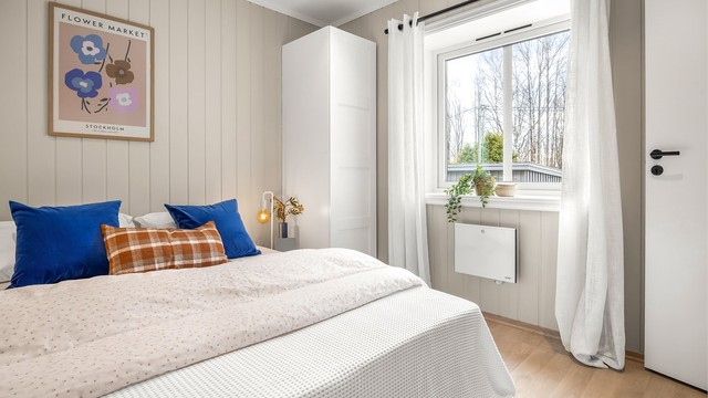 Boligen har et soverom, vendt mot sameiets fellesareal.