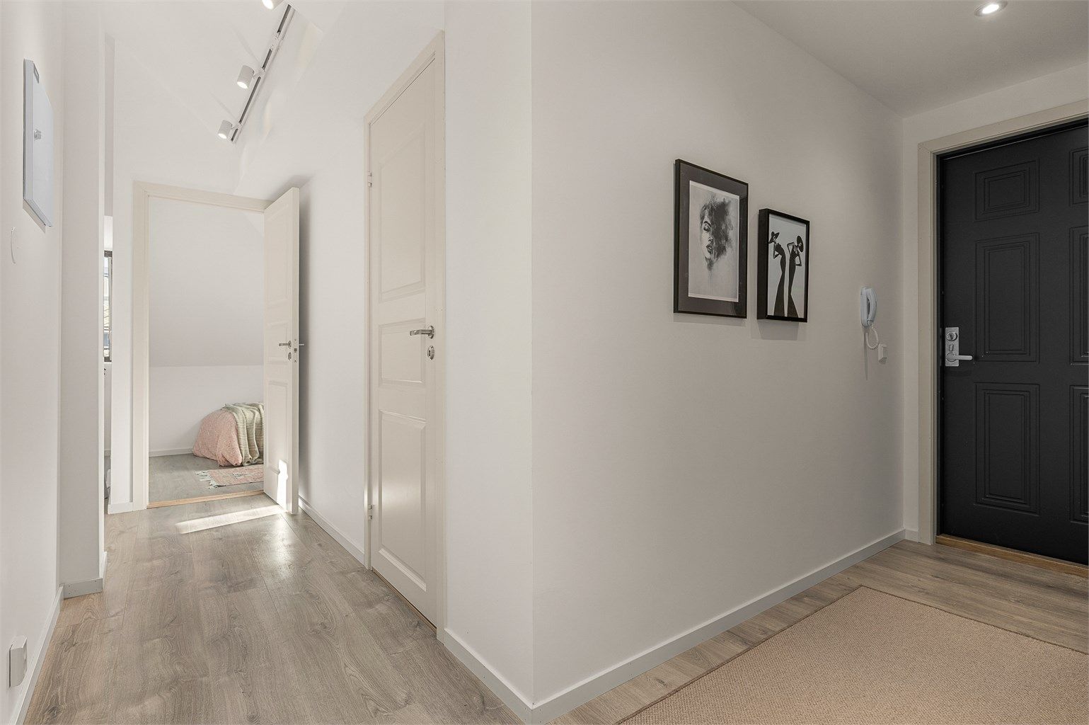 Velkommen inn! Romslig entré med god plass til oppbevaring av yttertøy og sko. Leiligheten disponerer også en bod på 4 kvm med ytterligere lagringsmuligheter i felles kjeller. 