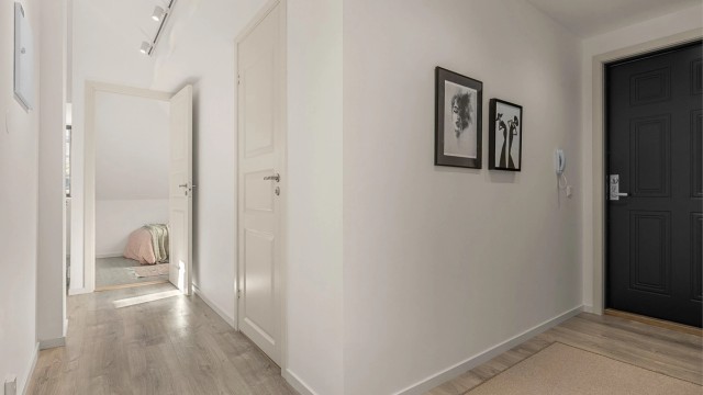 Velkommen inn! Romslig entré med god plass til oppbevaring av yttertøy og sko. Leiligheten disponerer også en bod på 4 kvm med ytterligere lagringsmuligheter i felles kjeller.