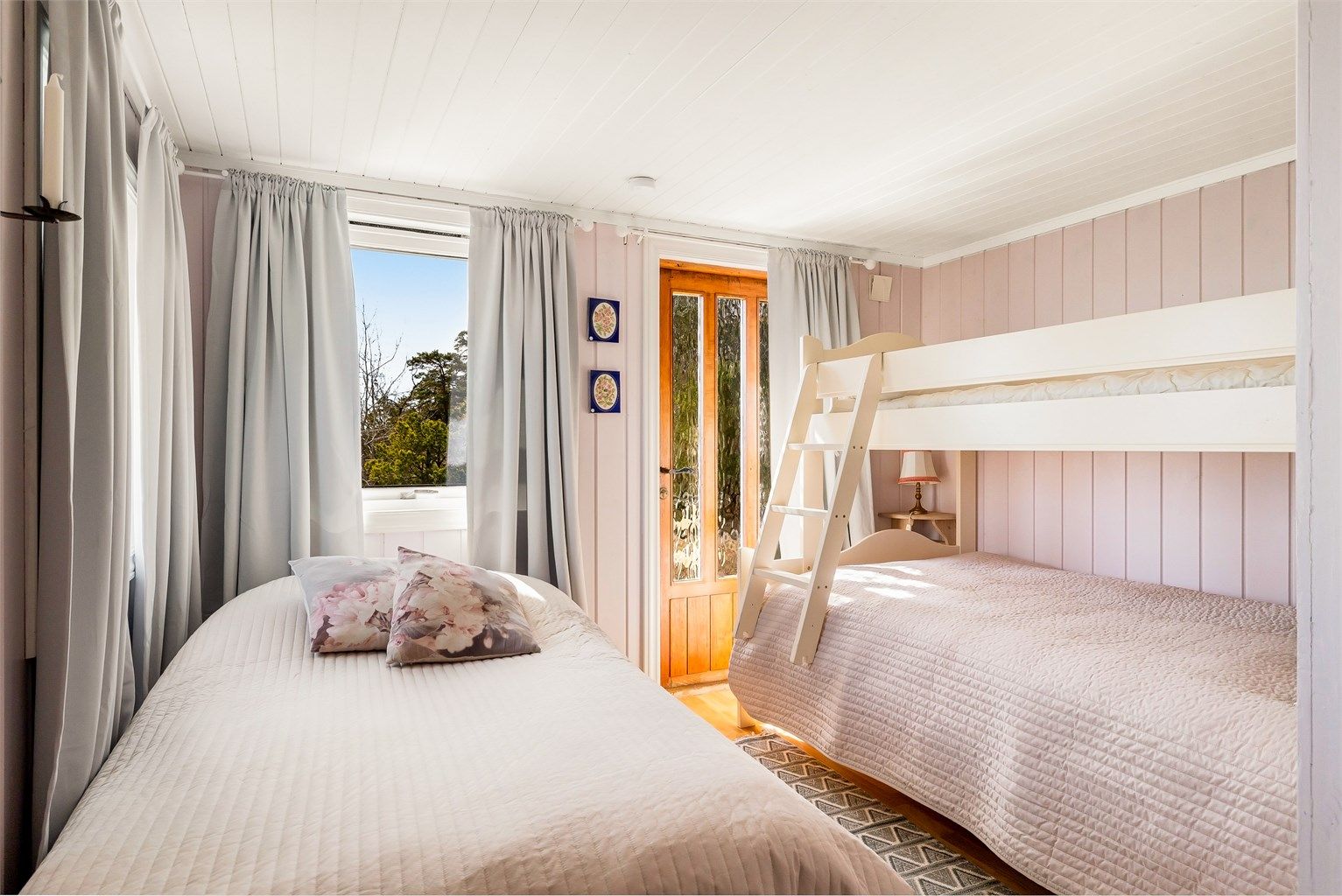 Annekset er praktisk innredet med flere sengeplasser.