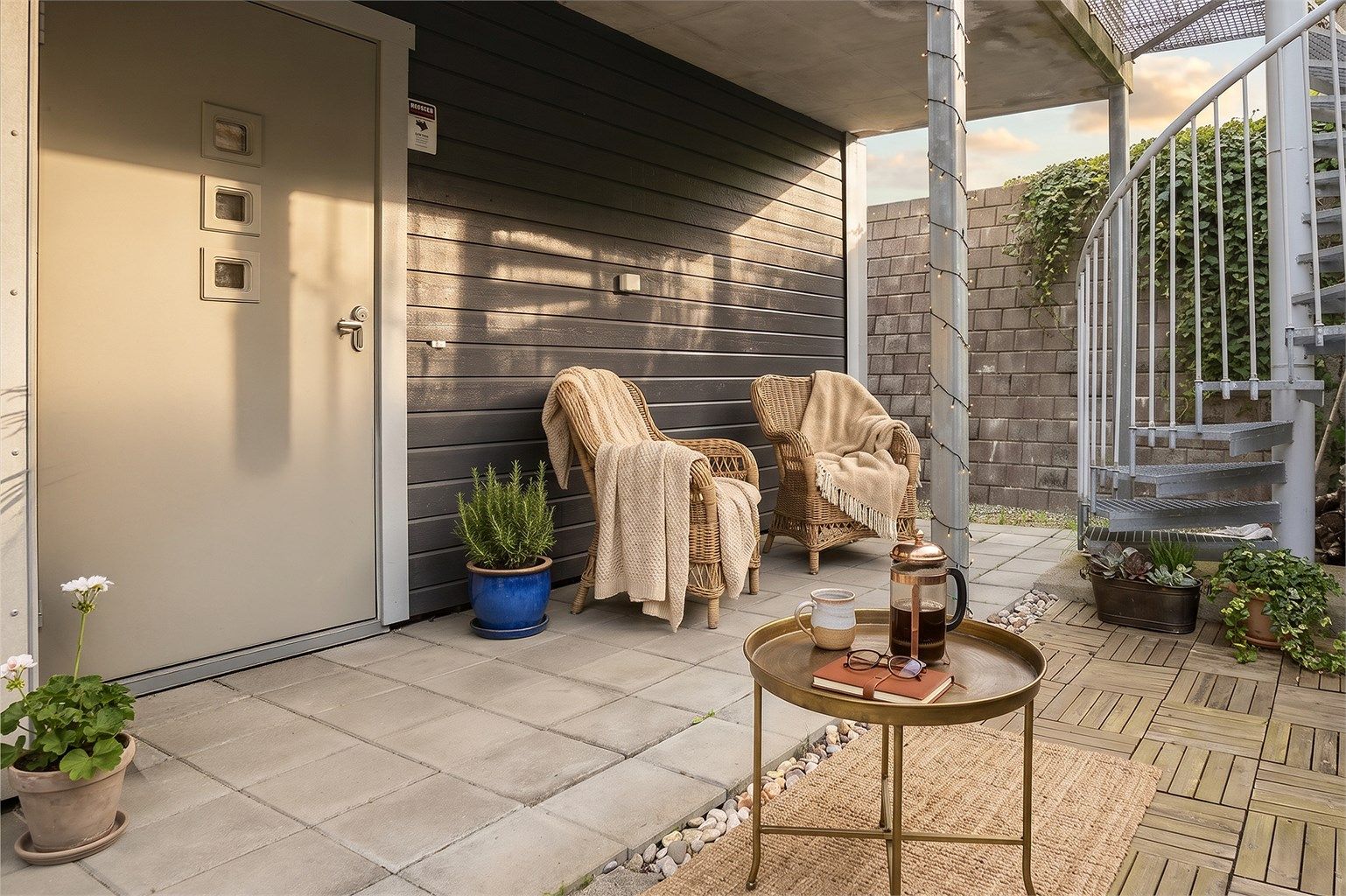 Ved inngangspartiet er det en sydøstvendt terrasse på 11 m² (KI-redigert).
