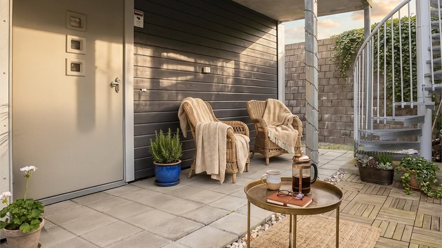 Ved inngangspartiet er det en sydøstvendt terrasse på 11 m² (KI-redigert).