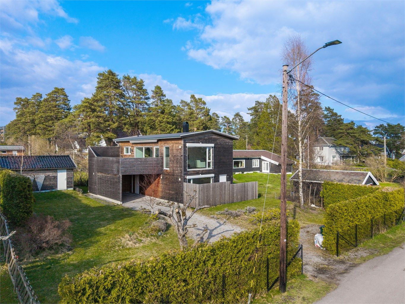  En moderne og stilren enebolig fra 2018, beliggende tilbaketrukket i et etablert villaområde.