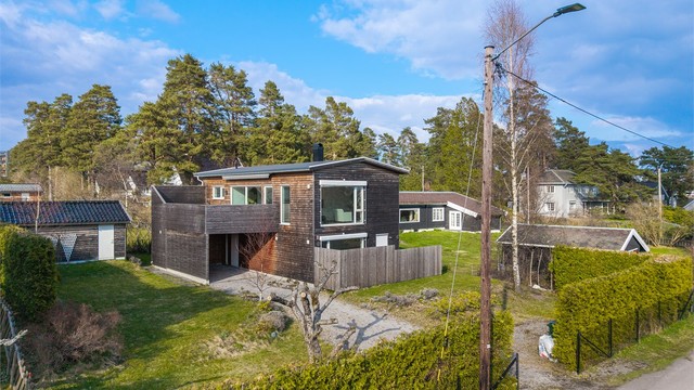 En moderne og stilren enebolig fra 2018, beliggende tilbaketrukket i et etablert villaområde.