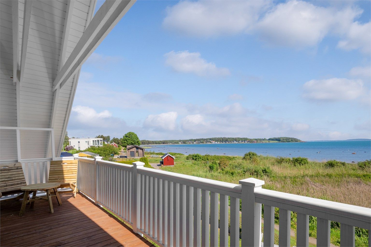 Både soverommet og balkongen har nydelig utsikt til stranda og sjøen.