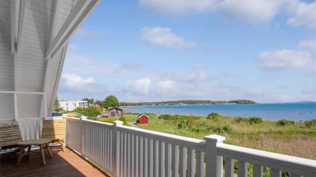Både soverommet og balkongen har nydelig utsikt til stranda og sjøen.