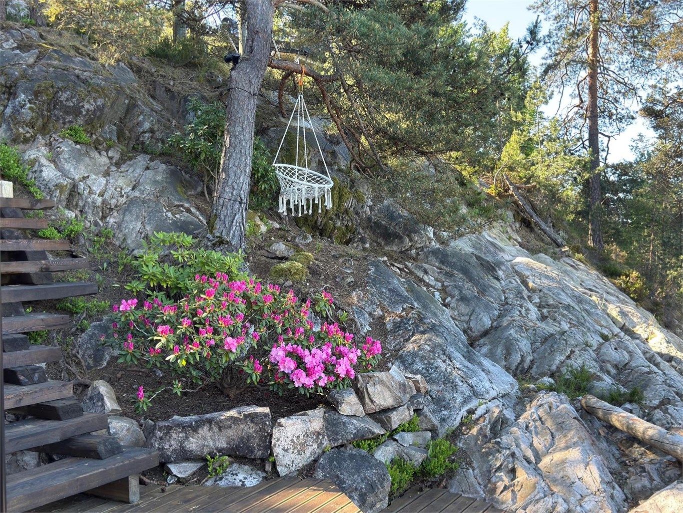 Eiendommen er meget pent opparbeidet samt at deler er urørt naturtomt (selgers private bilde)