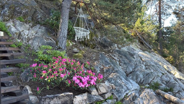 Eiendommen er meget pent opparbeidet samt at deler er urørt naturtomt (selgers private bilde)