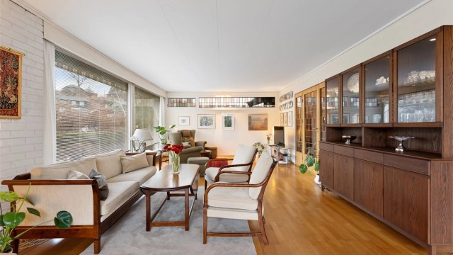 Store vindusflater gir godt med dagslys inn i stuen.