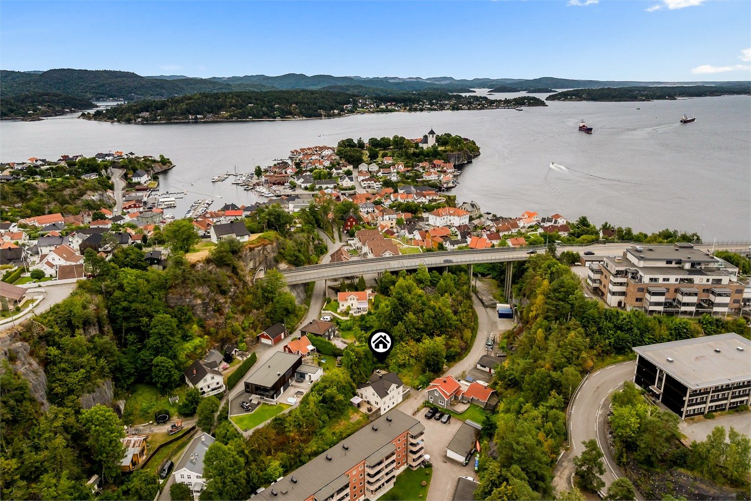 Bykjernen med dagligvarebutikk, restauranter og havnebassenget ligger kun en liten spasertur unna.