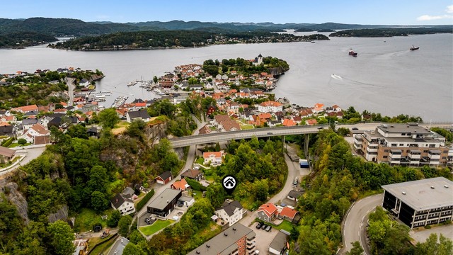Bykjernen med dagligvarebutikk, restauranter og havnebassenget ligger kun en liten spasertur unna.
