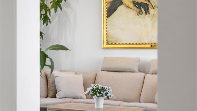 Malte, slette flater og downlights gir et rent og moderne uttrykk i hele etasjen.