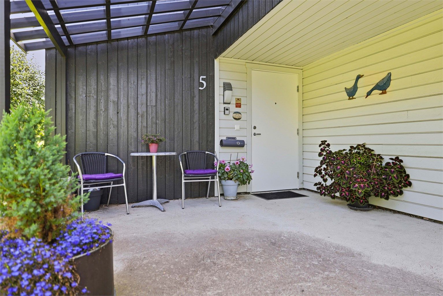 Velkommen inn til Gåsebyveien 5, legg merke til det praktiske takoverbygget som gir fint ly mot vær og vind