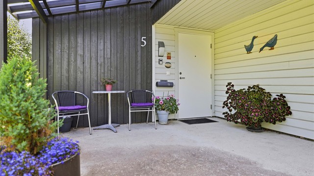 Velkommen inn til Gåsebyveien 5, legg merke til det praktiske takoverbygget som gir fint ly mot vær og vind