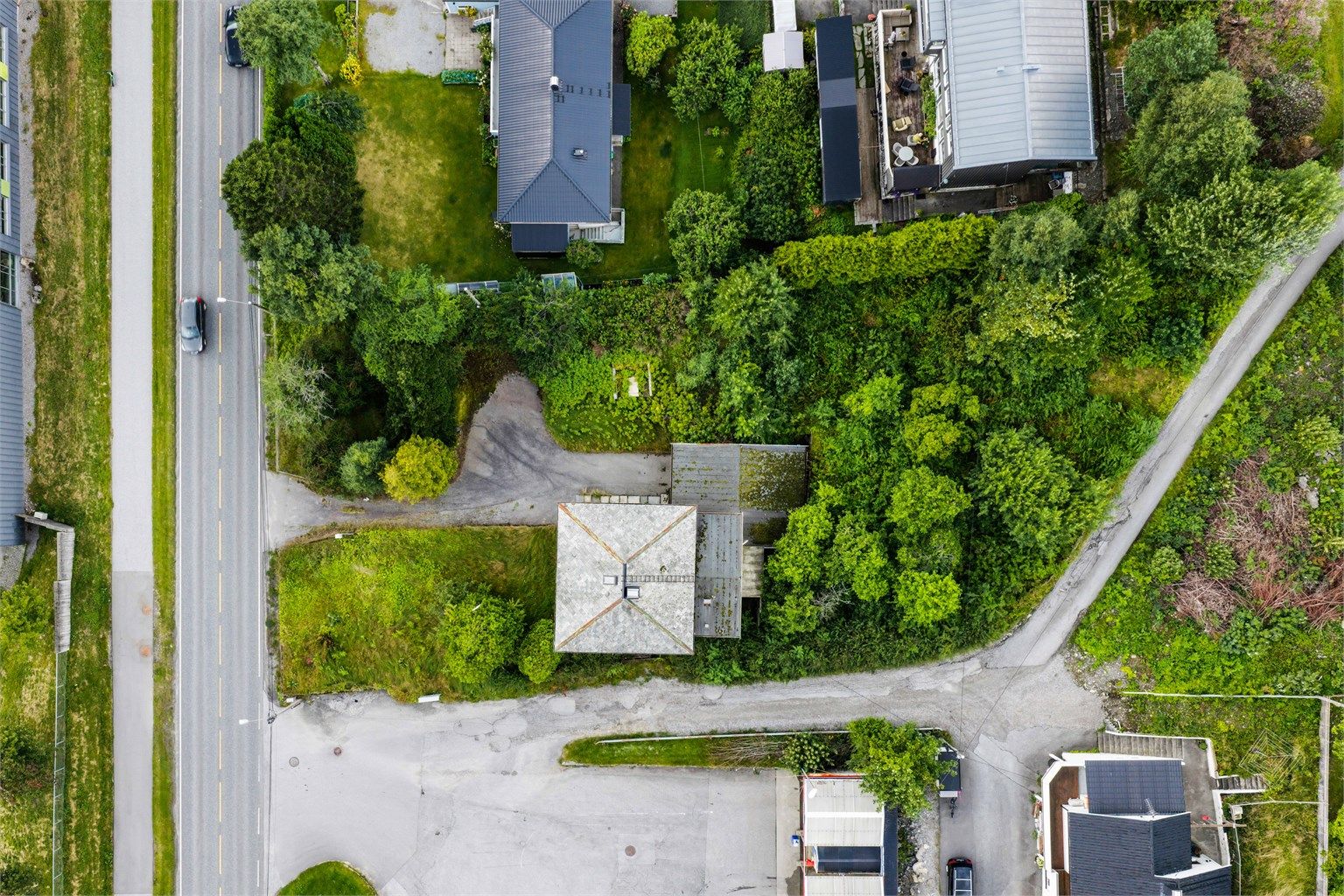 Dronebilde av eiendommen sett fra fugleperspektiv
