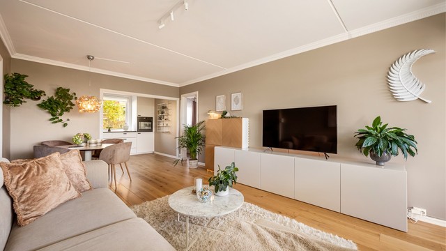 Åpen og naturlig overgang mellom stue, spiseplass og kjøkken.