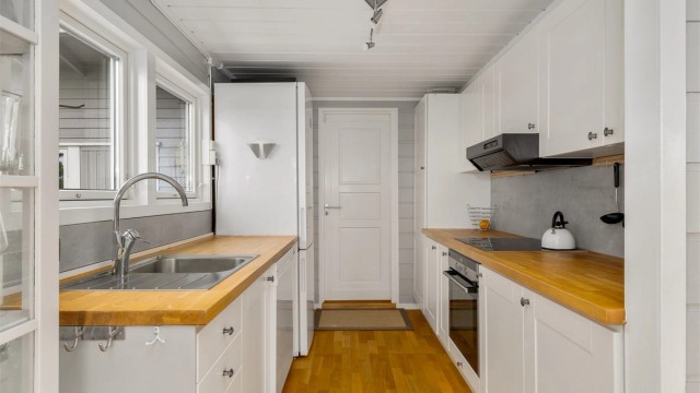 GOD ARBEIDSPLASS: Kjøkkeninnredning på begge sider i rommet og utgang direkte til terrassen.