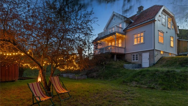 Meget sjarmerende eiendom med flotte uteplasser og usjenert beliggenhet