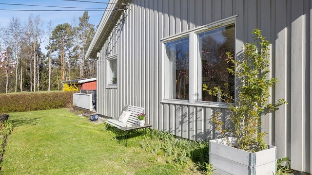 Rundt eiendommen finner du flere innbydende uteplasser som gir gode muligheter til å nyte de naturskjønne omgivelsene i fred og ro.