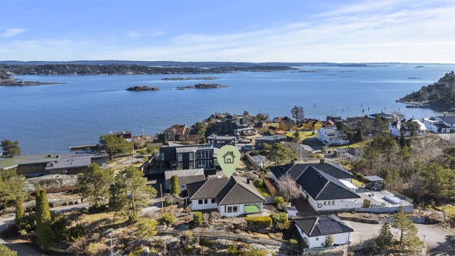 Eiendommen har en høytliggende og solrik beliggenhet.